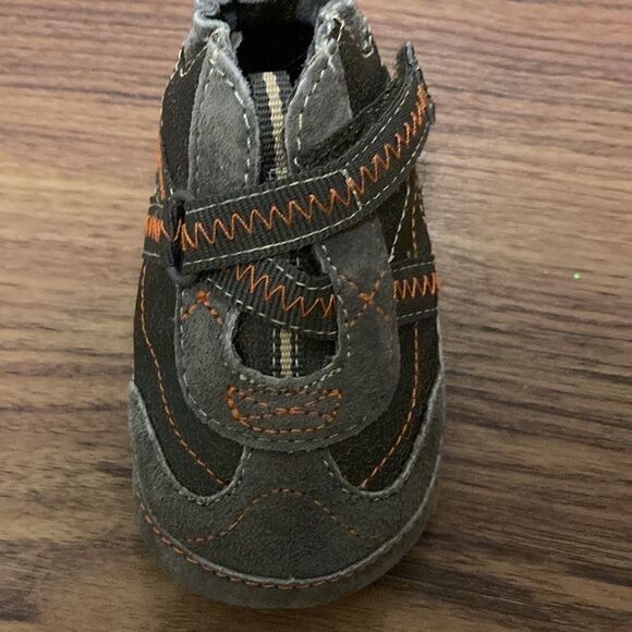 NWOT Roobeez London Mini Shoes for Babies Size 4. Brown Suede/Orange Stitching. - Picture 2 of 7